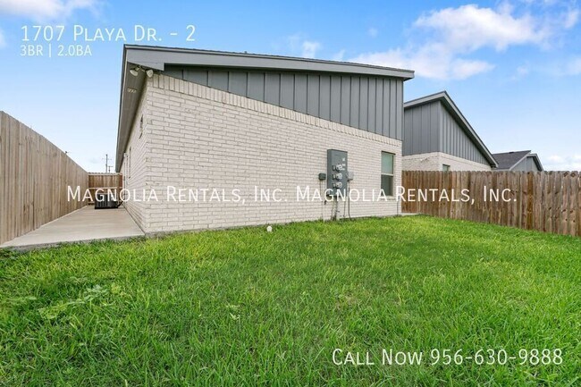 Building Photo - 1707 Playa Dr