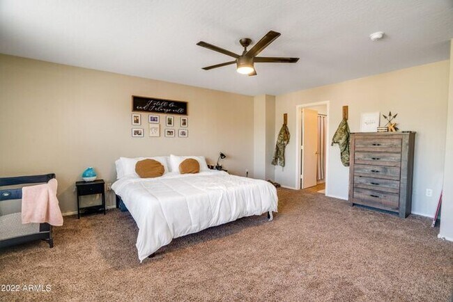 Building Photo - 5 bed - 3 bath in Litchfield with Pool!