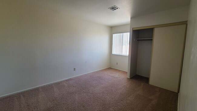 Building Photo - 2 Story home with 4 Bedrooms