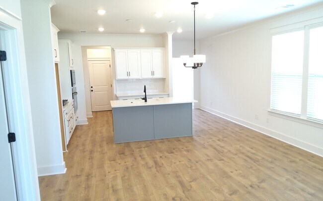 Building Photo - 649 Conifer Dr