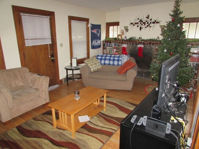 Building Photo - Spacious 4-Bedroom House on Drake Street w...