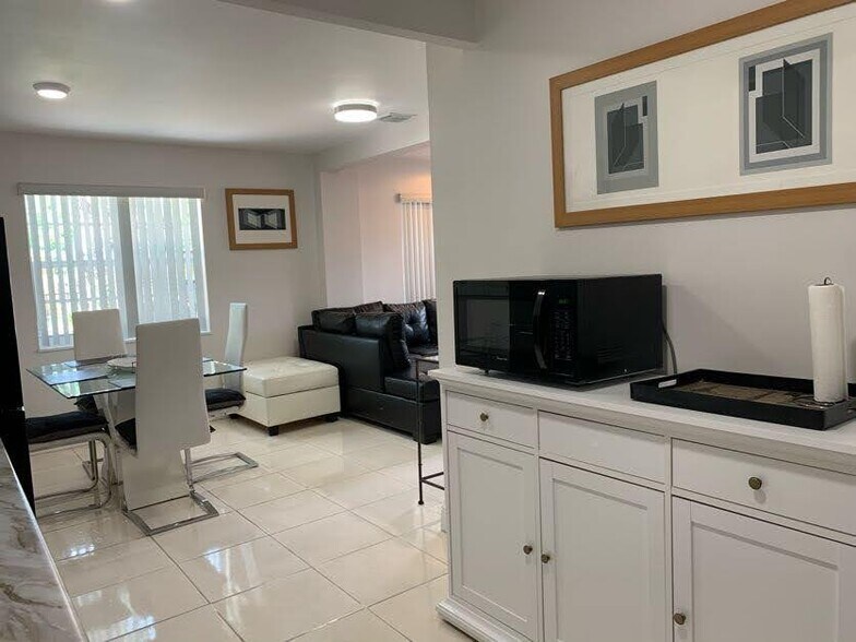 Building Photo - 372 NE 162nd St