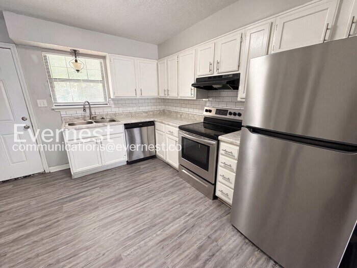 Building Photo - 1800 Labette Manor Dr