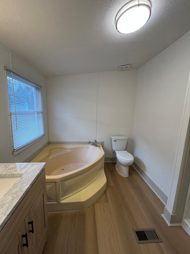 Building Photo - 1609 Walden Rd