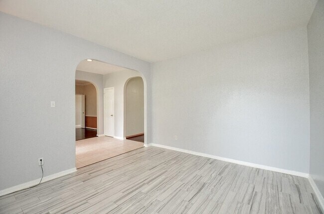 Building Photo - 2515 Lansing Cir