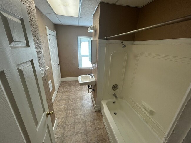 Building Photo - 2 Bedroom 1 bath duplex