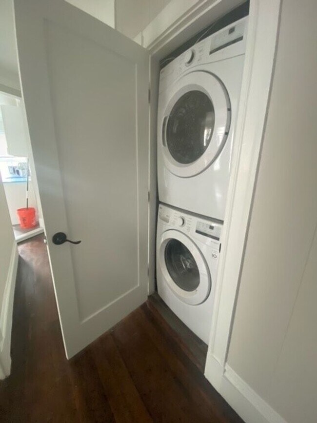 Building Photo - Renovated 4 bedroom unit with easy access!