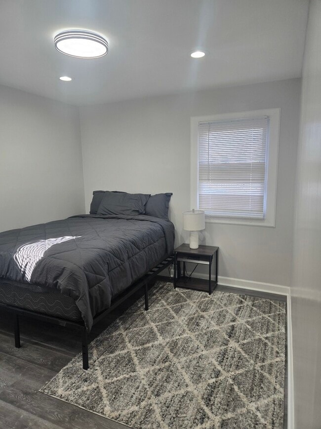 Building Photo - 8304 S Kedzie Ave