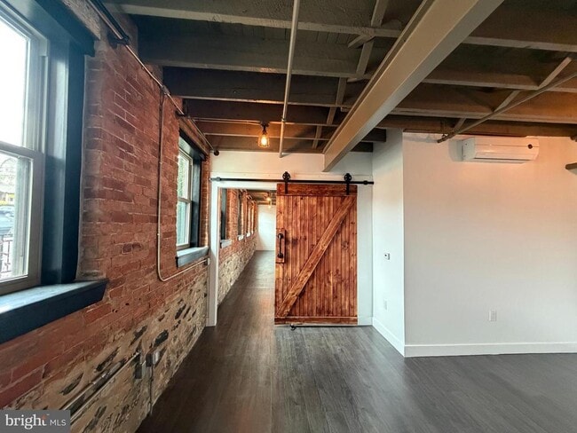 Building Photo - 820 W Market St