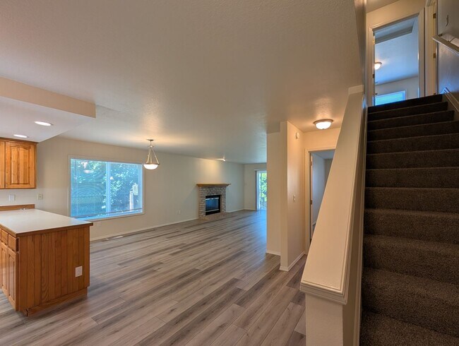 Building Photo - 686 Oakdale Ave