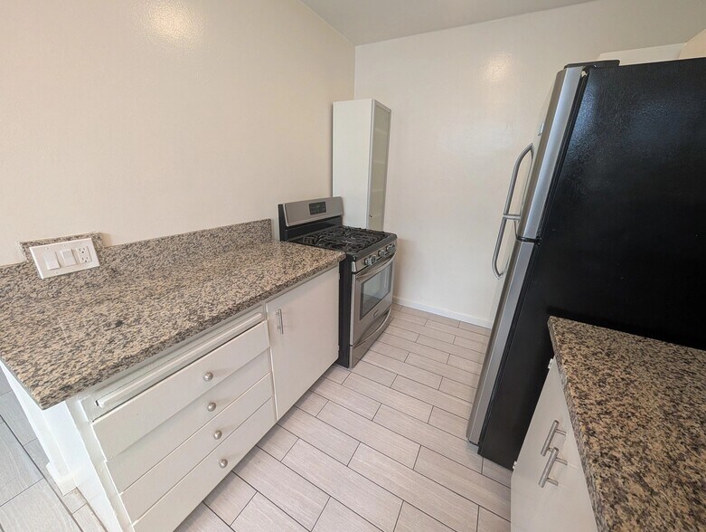 Building Photo - 4150 Hillcrest Dr