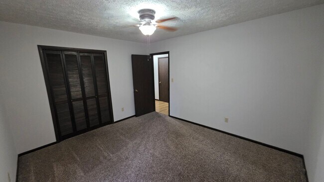 Building Photo - 2 bdrm, 1 1/2 bath home with fenced yard