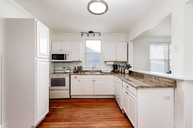 Building Photo - 1304 Dammert Ave