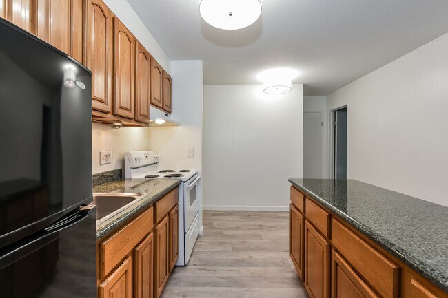 Building Photo - Light And Bright One Bedroom Condo In Oakl...