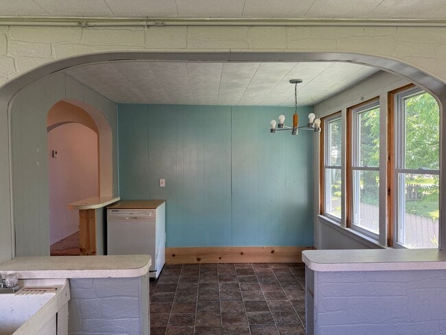 Building Photo - 3 Bed 1 Bath Home with Garage