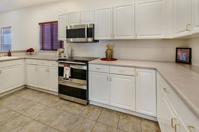Building Photo - Must see! Spacious 3bd 2bath Ready for Imm...