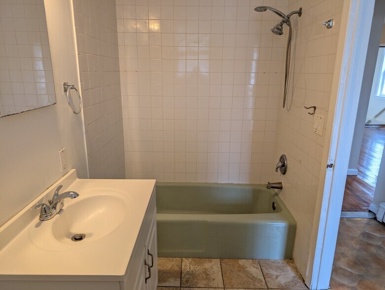 Building Photo - 138 Chestnut St