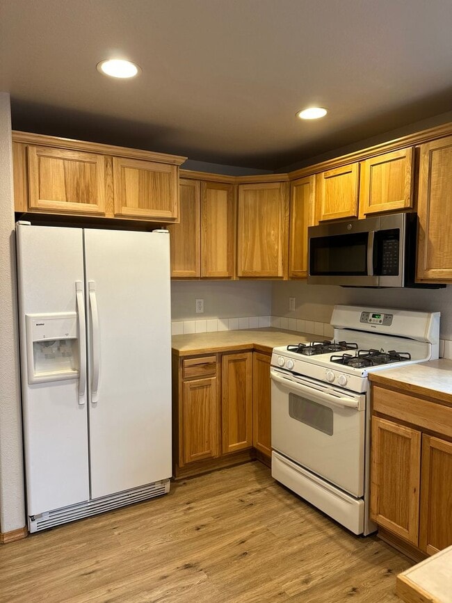 Building Photo - Lovely SE Single Story 3 Bedroom Home with Office!