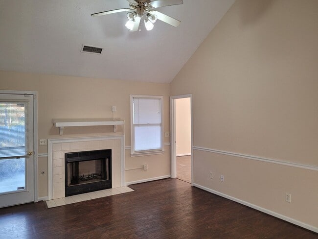 Building Photo - 4 bedroom 2 bath