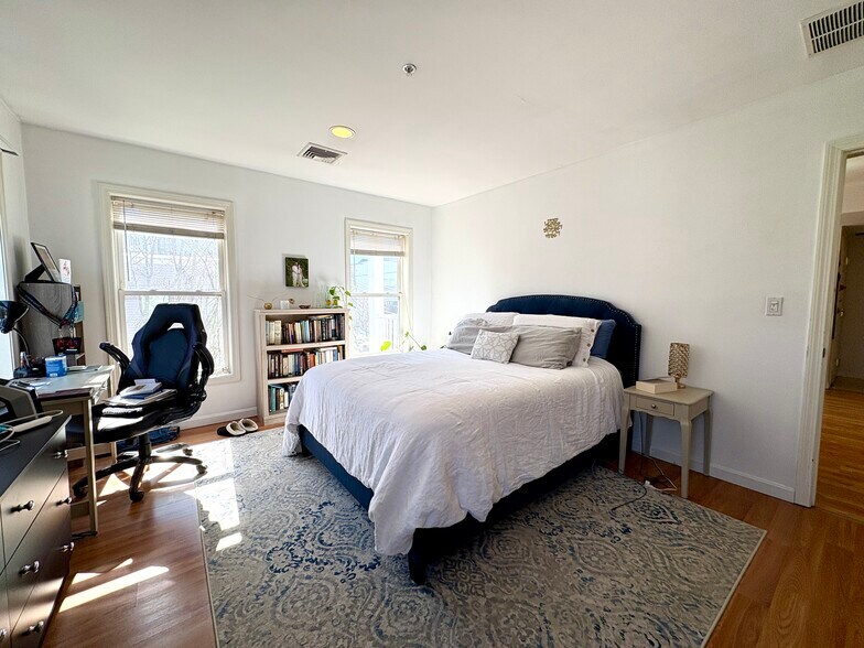 Building Photo - 20 Cameron St