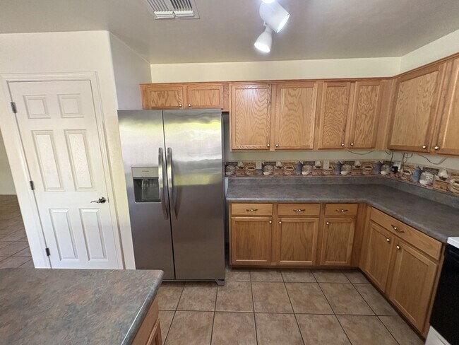 Building Photo - East side beauty 4 bedrooms