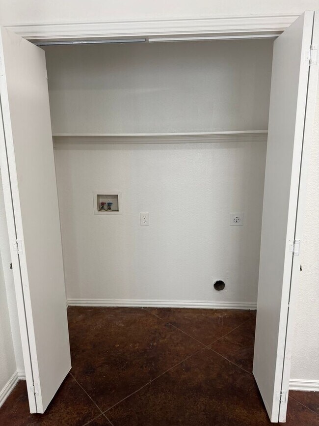 Building Photo - 521 Oakwood Ln