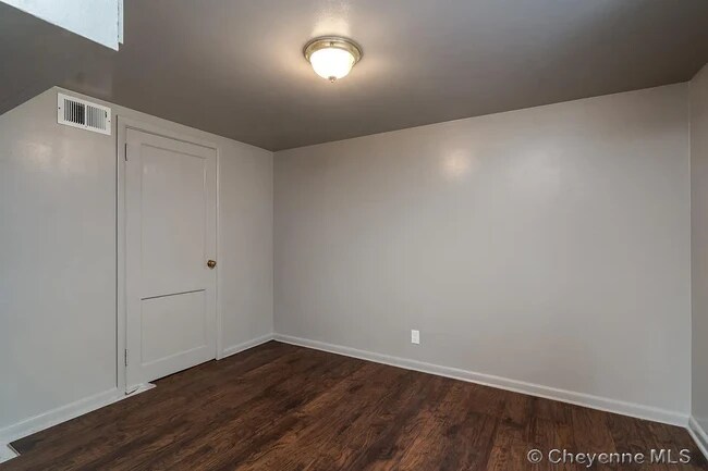 Building Photo - 400 E 5th St