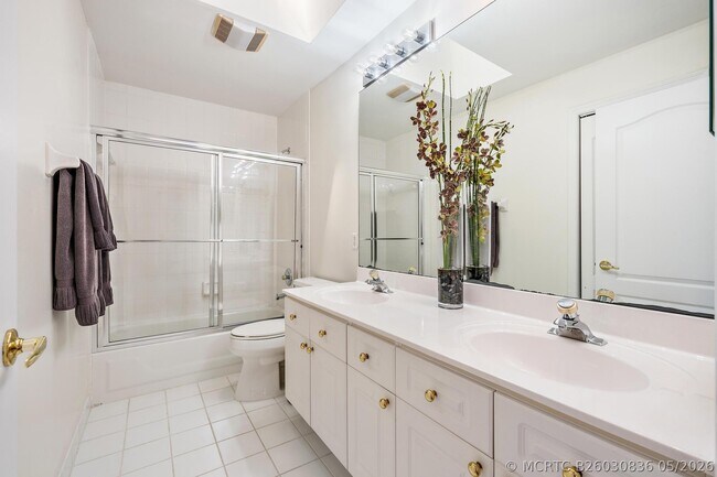 Building Photo - 8232 Heritage Club Dr