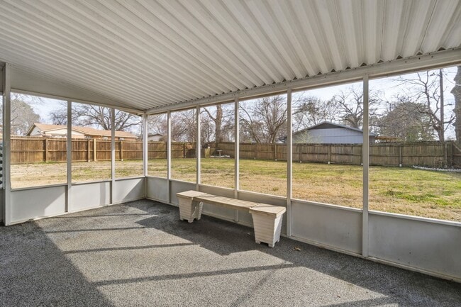 Building Photo - 1606 Savannah Dr