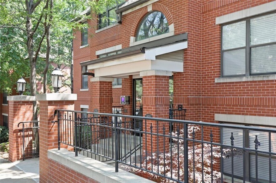 Building Photo - 935 Washington St