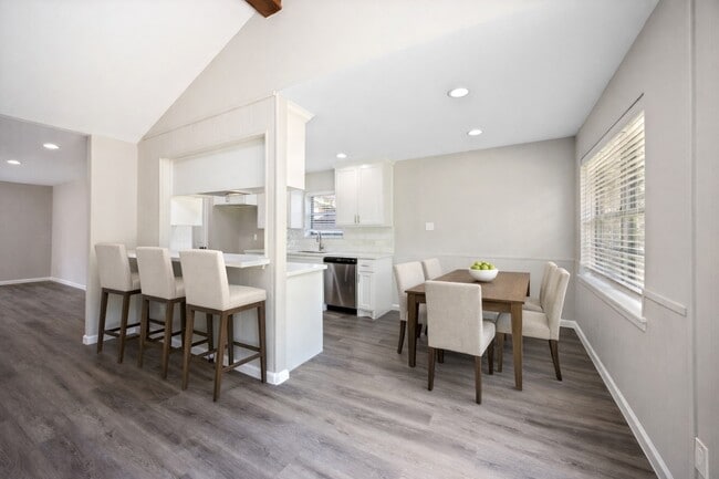 Building Photo - 8826 Tanager St