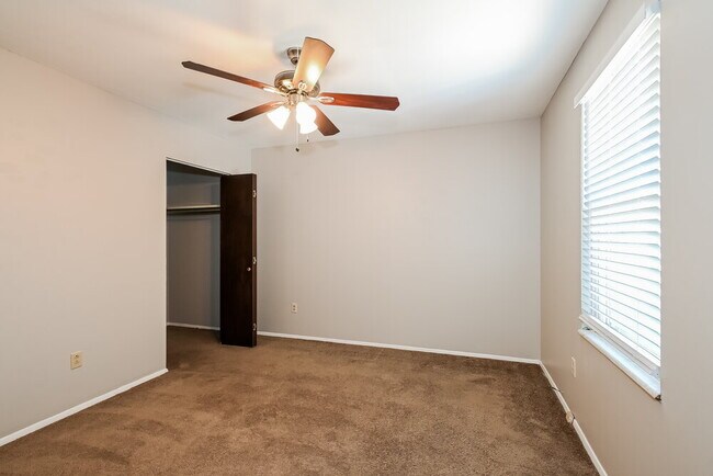 Building Photo - 5 Shining Rock Dr