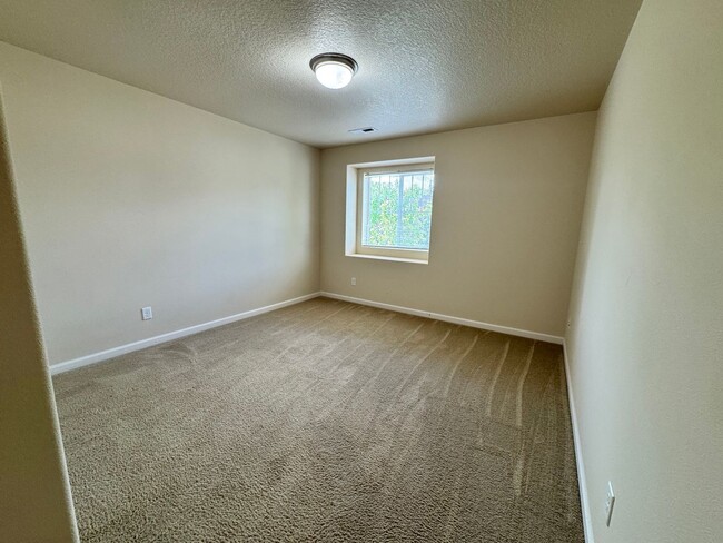 Building Photo - FOR RENT - SUPER CLEAN 4 BEDROOM, 2.5 BATH...