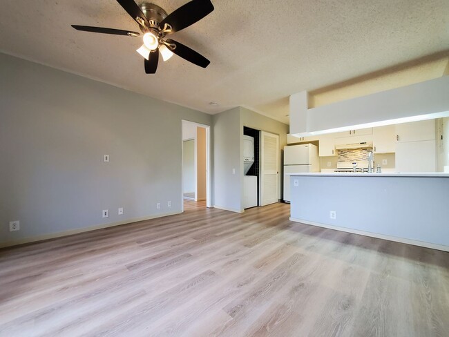 Building Photo - Available March 24, 2025 1 bedroom, 1 bath...