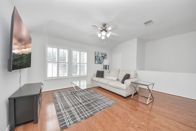 Building Photo - 943 W Heights Hollow Ln