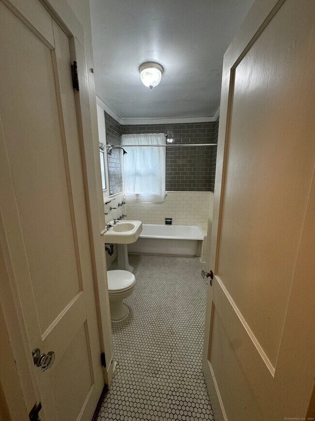 Building Photo - 809 Whitney Ave