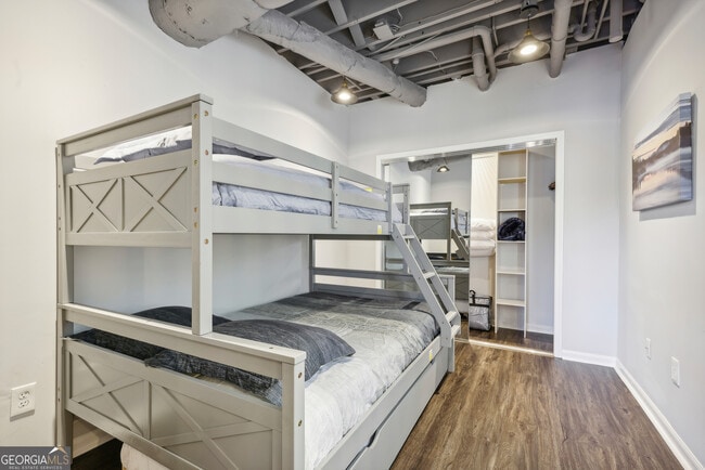 Building Photo - 8470 Lake Dr