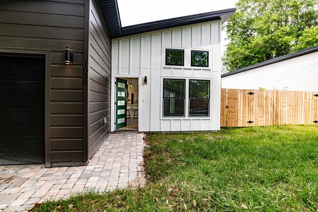 Building Photo - Spacious 3BR/3BA home in a quiet neighborh...