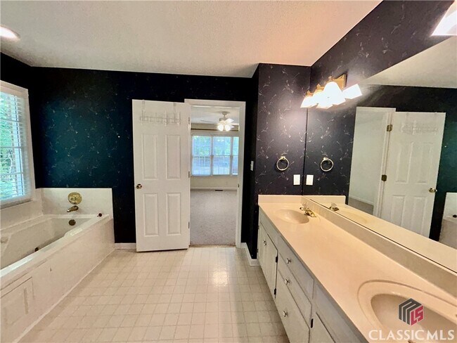 Building Photo - 120 Cedar Springs Pl