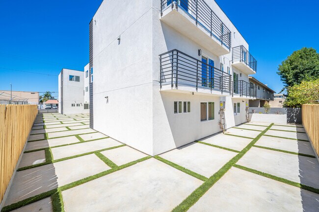Building Photo - 6832 Hazeltine Ave