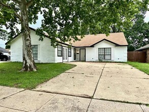 Building Photo - 2703 Armstrong Dr