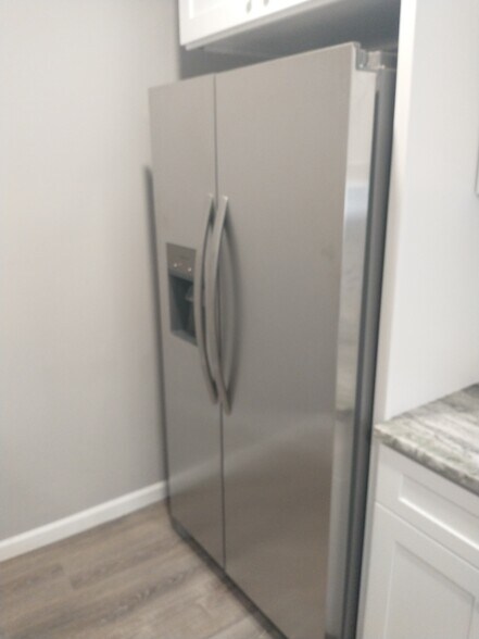 side by side refrigerator - 128 Berwick St