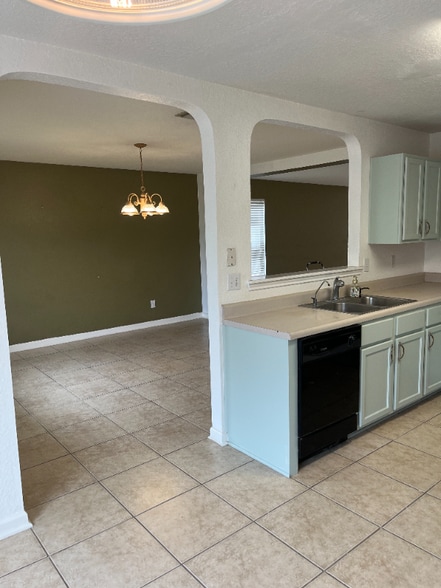 Building Photo - 551 Bridle Ridge