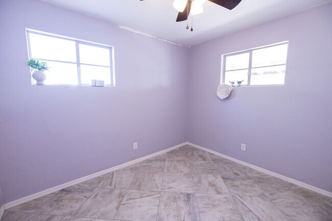 Building Photo - Don't miss your chance on this Marana gem!...