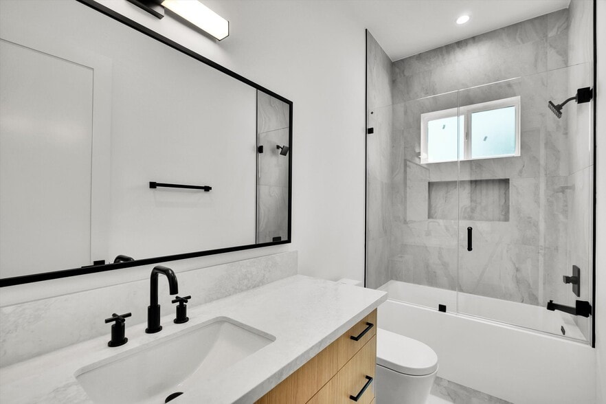 Building Photo - 5024 Cahuenga Blvd