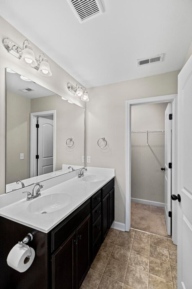 Building Photo - 211 Rowland Dr