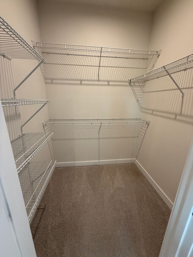 Building Photo - 3 Bedroom Townhouse - City Living with a G...