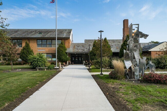 Building Photo - 2048 Jervis Rd