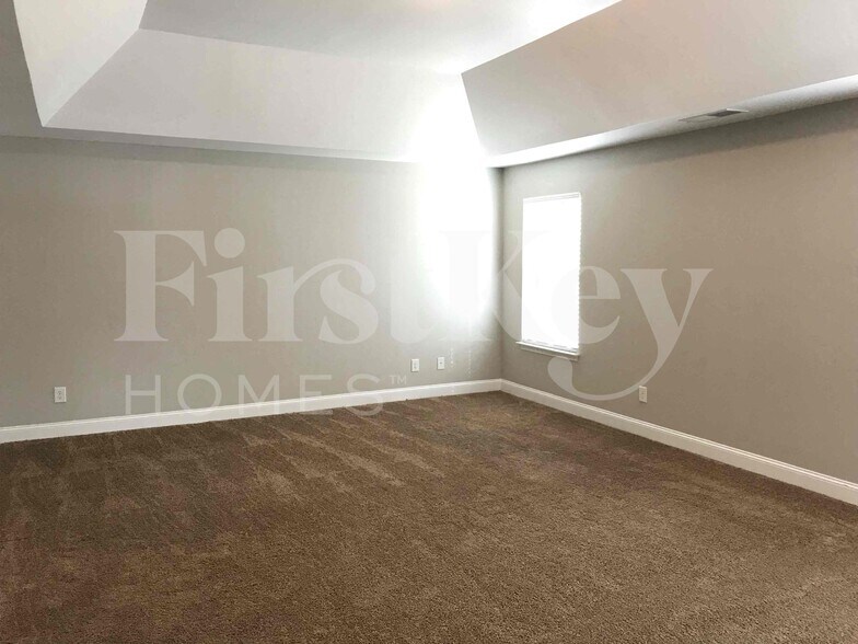 Building Photo - 2022 Poplar Falls Ave