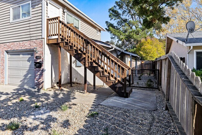 Building Photo - 400-402 Underhill Drive